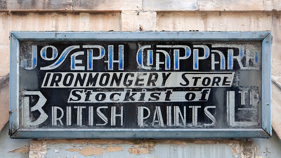 Traditional_decorative_shop_sign.jpg Traditional_decorative_shop_sign.jpg